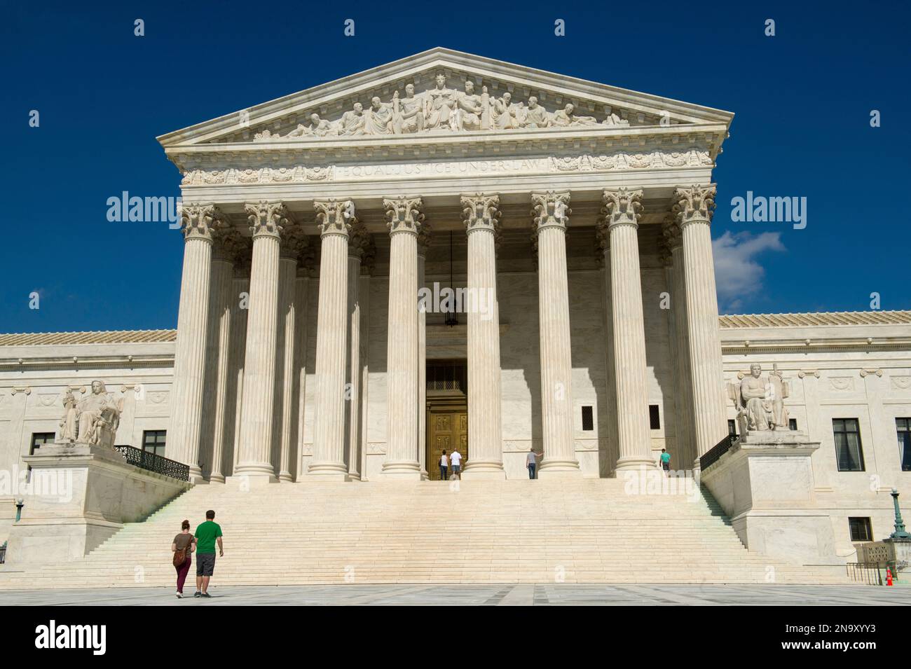 Touristen besuchen das Gebäude des Obersten Gerichtshofs der Vereinigten Staaten; Washington, District of Columbia, Vereinigte Staaten von Amerika Stockfoto