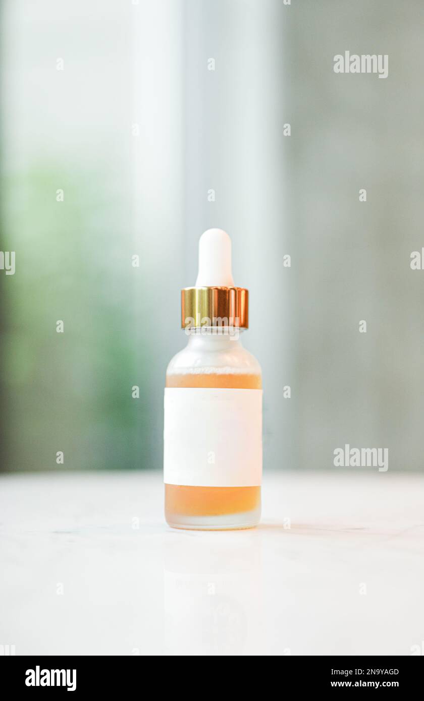 Leeres Etikett für Tropfen und Flasche mit Flüssigkeit für die Tropferpackung Stockfoto