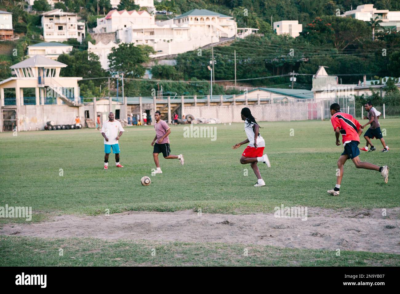 Die Einheimischen spielen Fußball in der Hauptstadt St. George's, Grenada; St. George's, Grenada Stockfoto