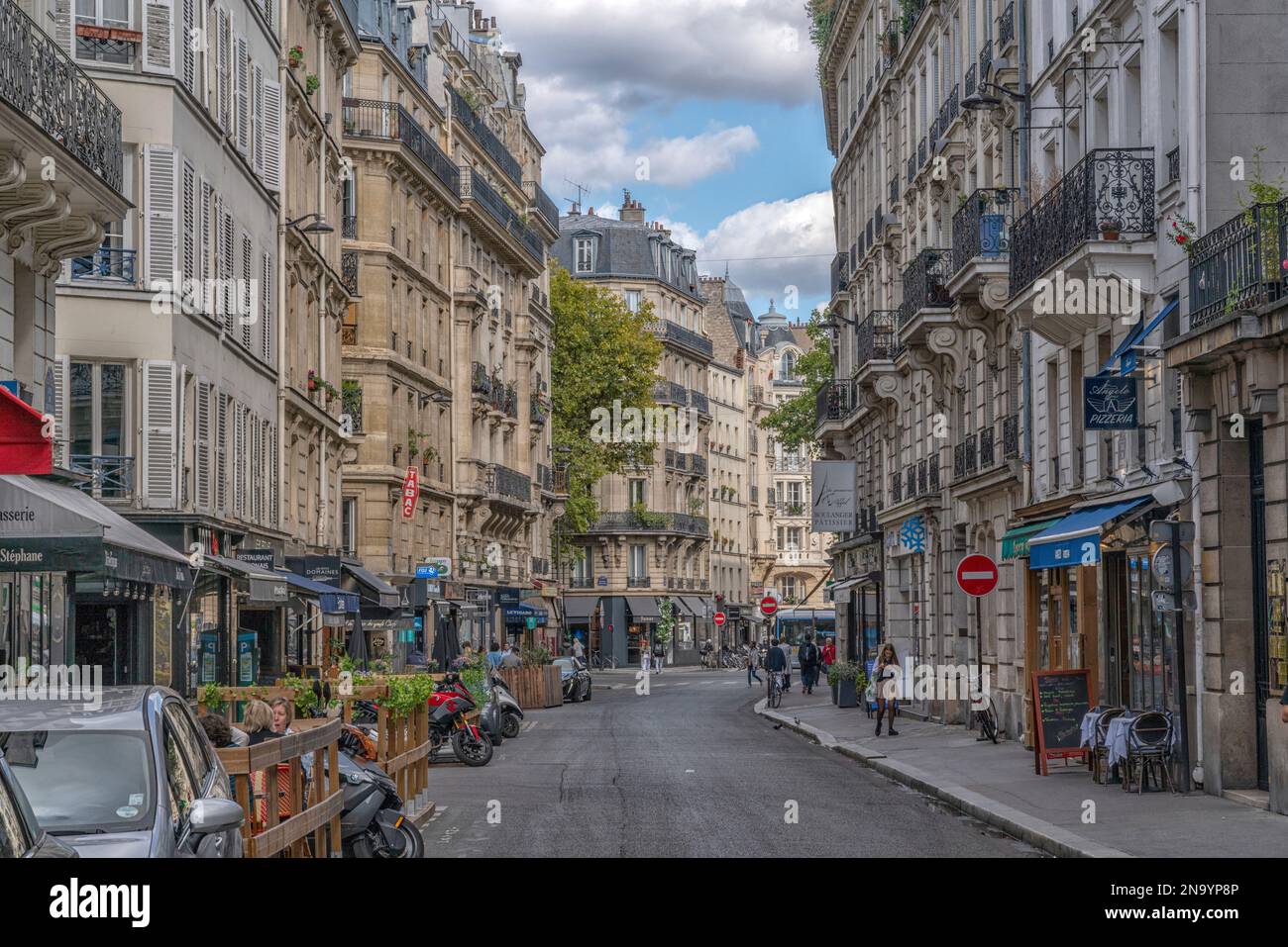 Traditionelle Straße in Paris mit Geschäften und Cafés; Paris, Frankreich Stockfoto