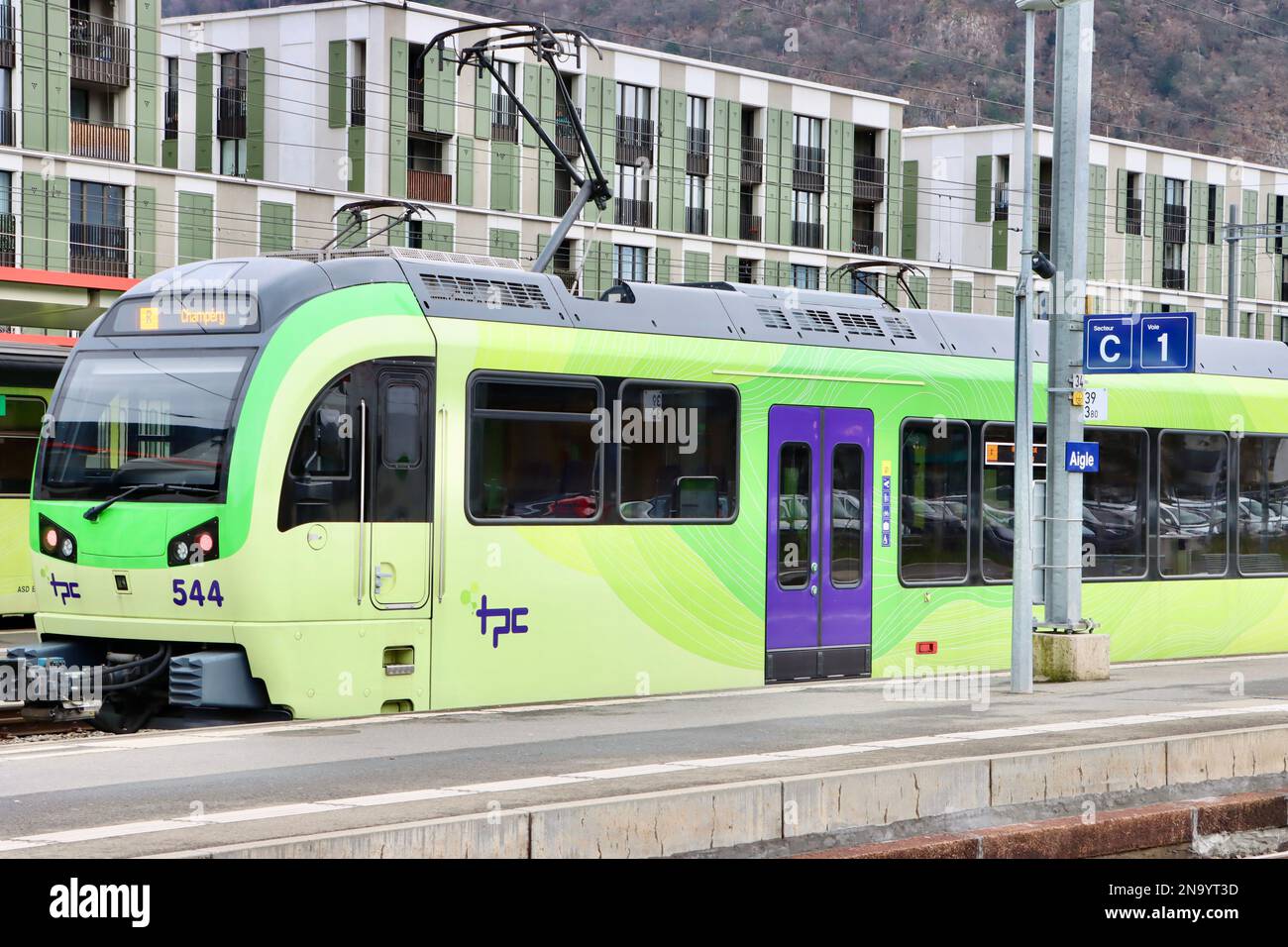 Lokaler Zug am Bahnhof Aigle in der Schweiz, Januar 2023 Stockfoto