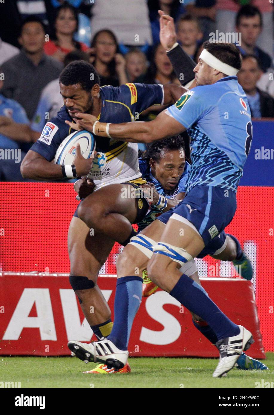 Australia's Brumbies Henry Speight, left, breaks away from South Africa's Bulls Akona Ndungane, center, and captain Pierre Spies, right, during their Super Rugby match at the Loftus Versfeld Stadium in Pretoria, South Africa, Saturday, April 21, 2012. (AP Photo/Themba Hadebe) Stockfoto