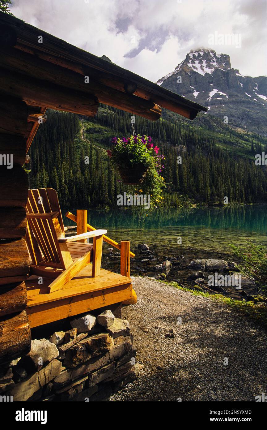 Blick auf die Rocky Mountains und den Lake O'Hara von einer Lodge im Yoho National Park, BC, Kanada; British Columbia, Kanada Stockfoto