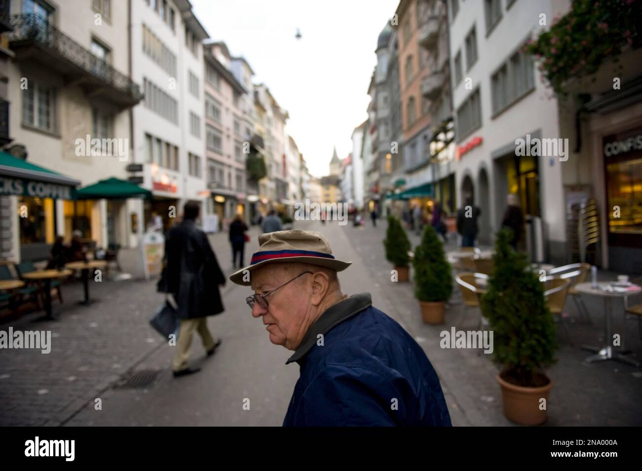 Senior man schlendert durch einen Stadtmarkt in Zürich, Schweiz, Zürich, Schweiz Stockfoto