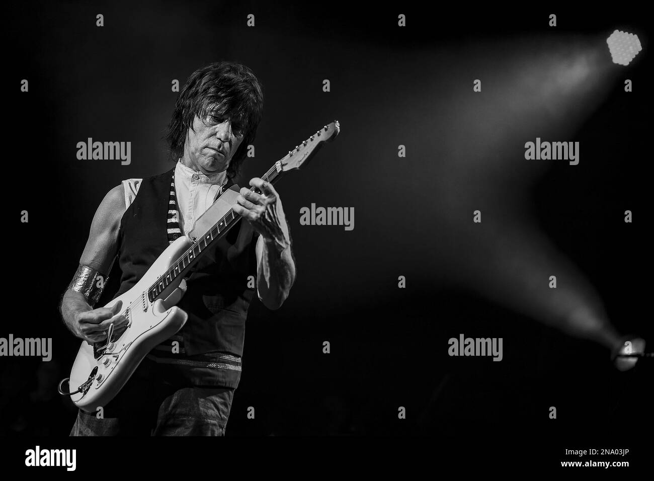 Der britische Gitarrist Jeff Beck ist im Alter von 78 Jahren an der Meningitis der Fledermäuse gestorben. Er wird hier fotografiert und tritt am 26. 2010. Oktober in der Royal Albert Hall auf. Mit: Jeff Beck, wobei: London, Großbritannien, wenn: 12. Januar 2023 Kredit: Neil Lupin/WENN Stockfoto