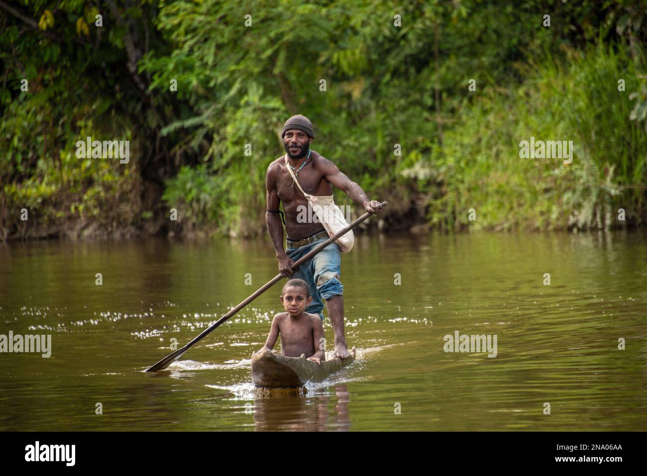 Vater und Sohn am Fluss Karawari, im Gebiet Sepik von Papua-Neuguinea. Stockfoto