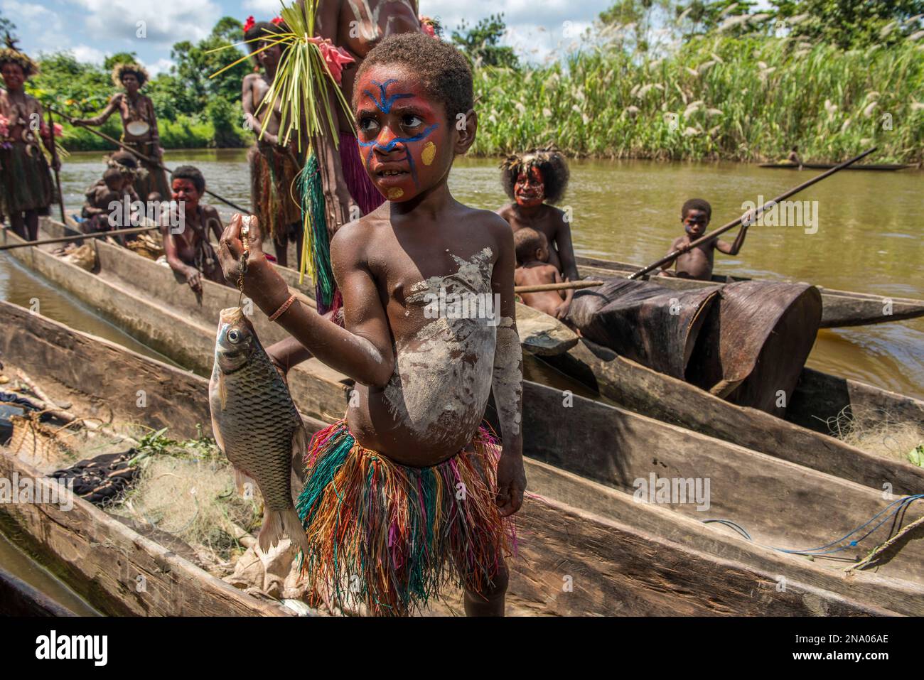 Ein Junge, der Fisch aus dem Karawari-Fluss in der Sepik-Gegend von Papua-Neuguinea zeigt. Stockfoto