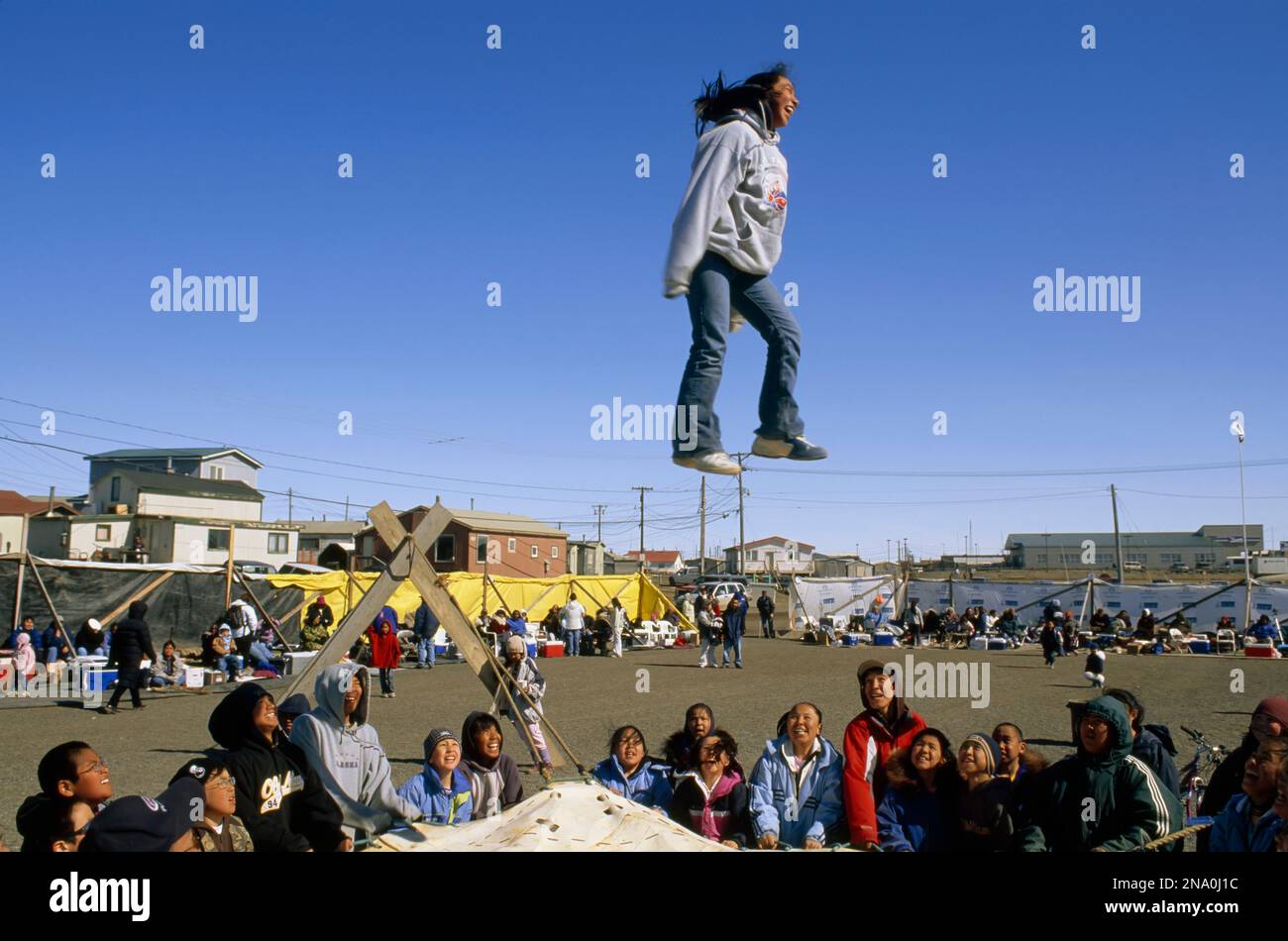 Inuits genießen ein traditionelles Wurfspiel; North Slope, Alaska, Vereinigte Staaten von Amerika Stockfoto