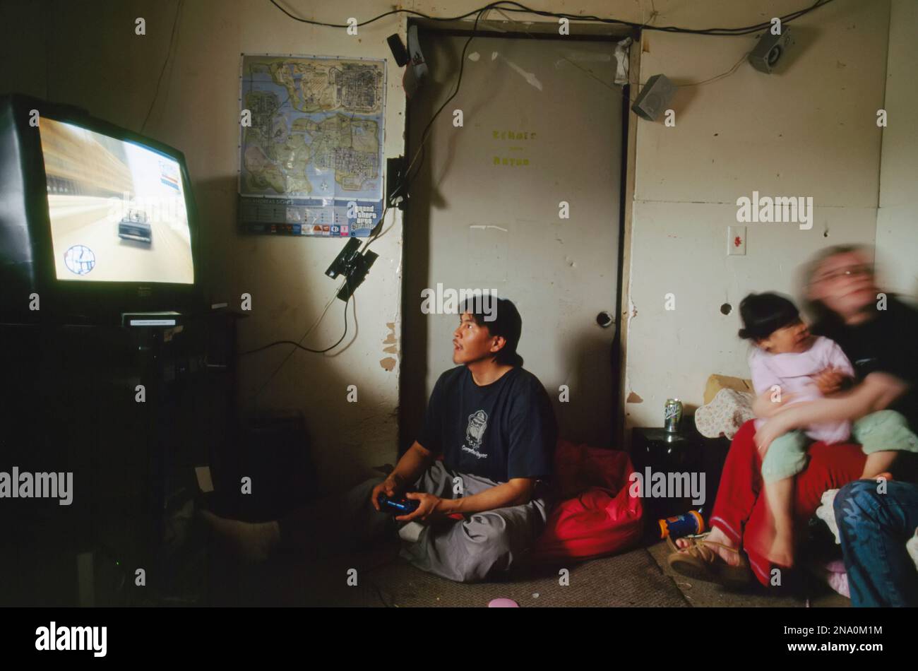 Eine Inuit-Familie, die Videospiele im Fernsehen spielt; North Slope, Alaska, Vereinigte Staaten von Amerika Stockfoto