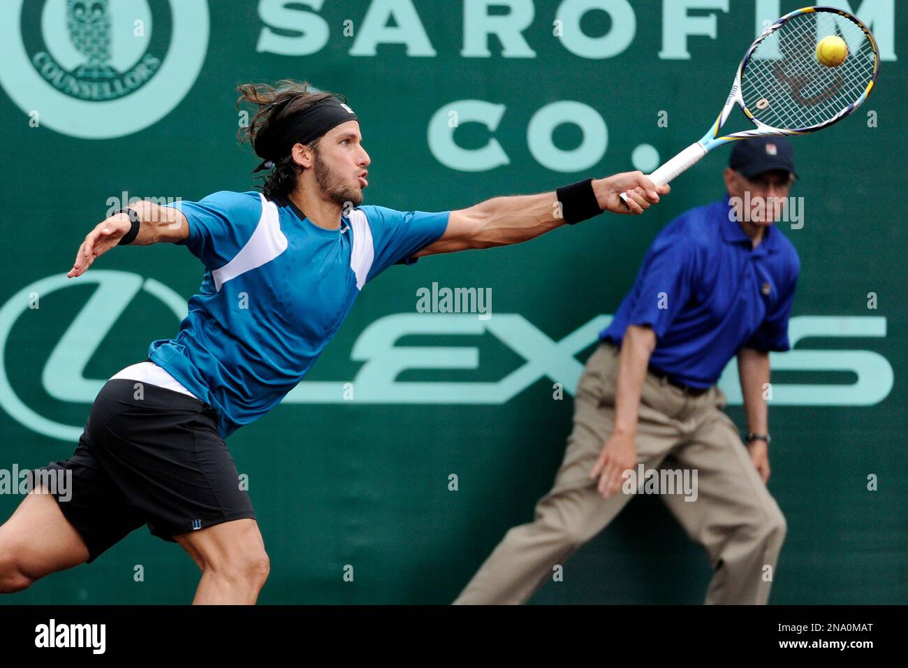 Feliciano Lopez, left, of Spain, returns a shot to John Isner in their second set at the U.S. men's Clay Court Championship tennis semifinal match Saturday, April 14, 2012, in Houston. (AP Photo/Pat Sullivan) Stockfoto