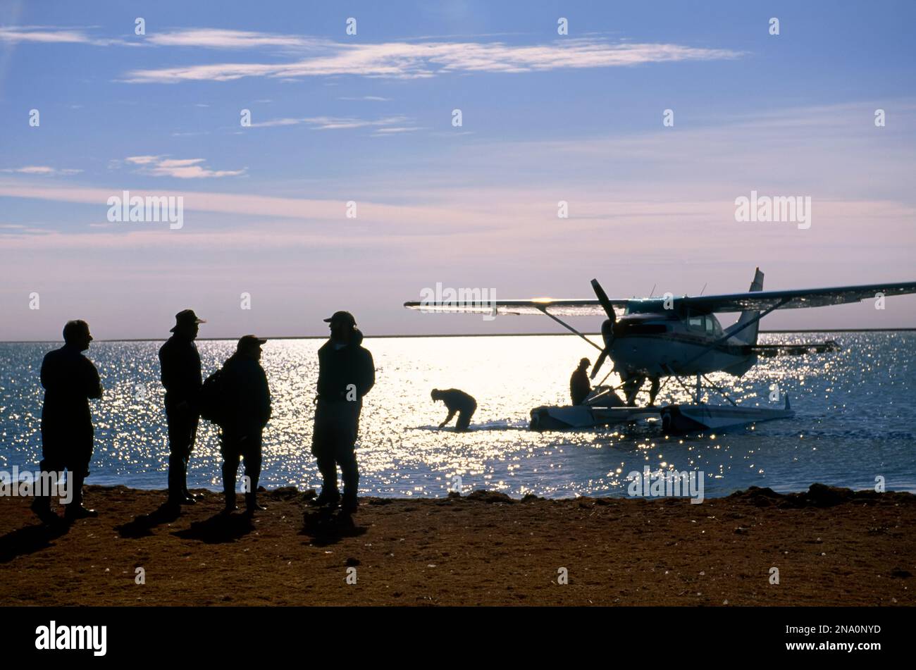 Ein Wasserflugzeug und eine Crew am Teshekpuk Lake; North Slope, Alaska, Vereinigte Staaten von Amerika Stockfoto