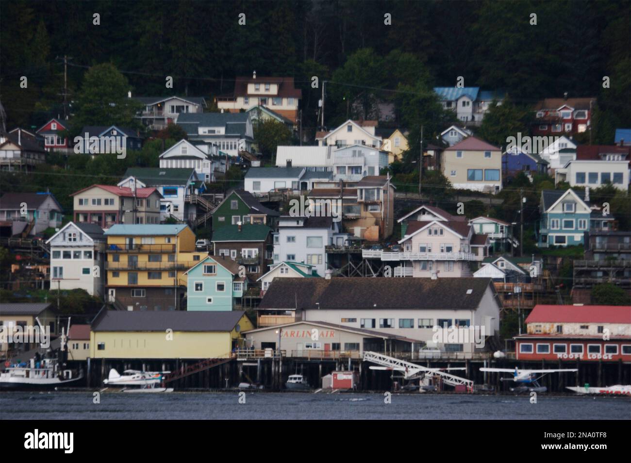 Häuser über dem Hafen von Ketchikan, wo viele Kreuzfahrtschiffe anlegen, Alaska, USA; Ketchikan, Alaska, Vereinigte Staaten von Amerika Stockfoto