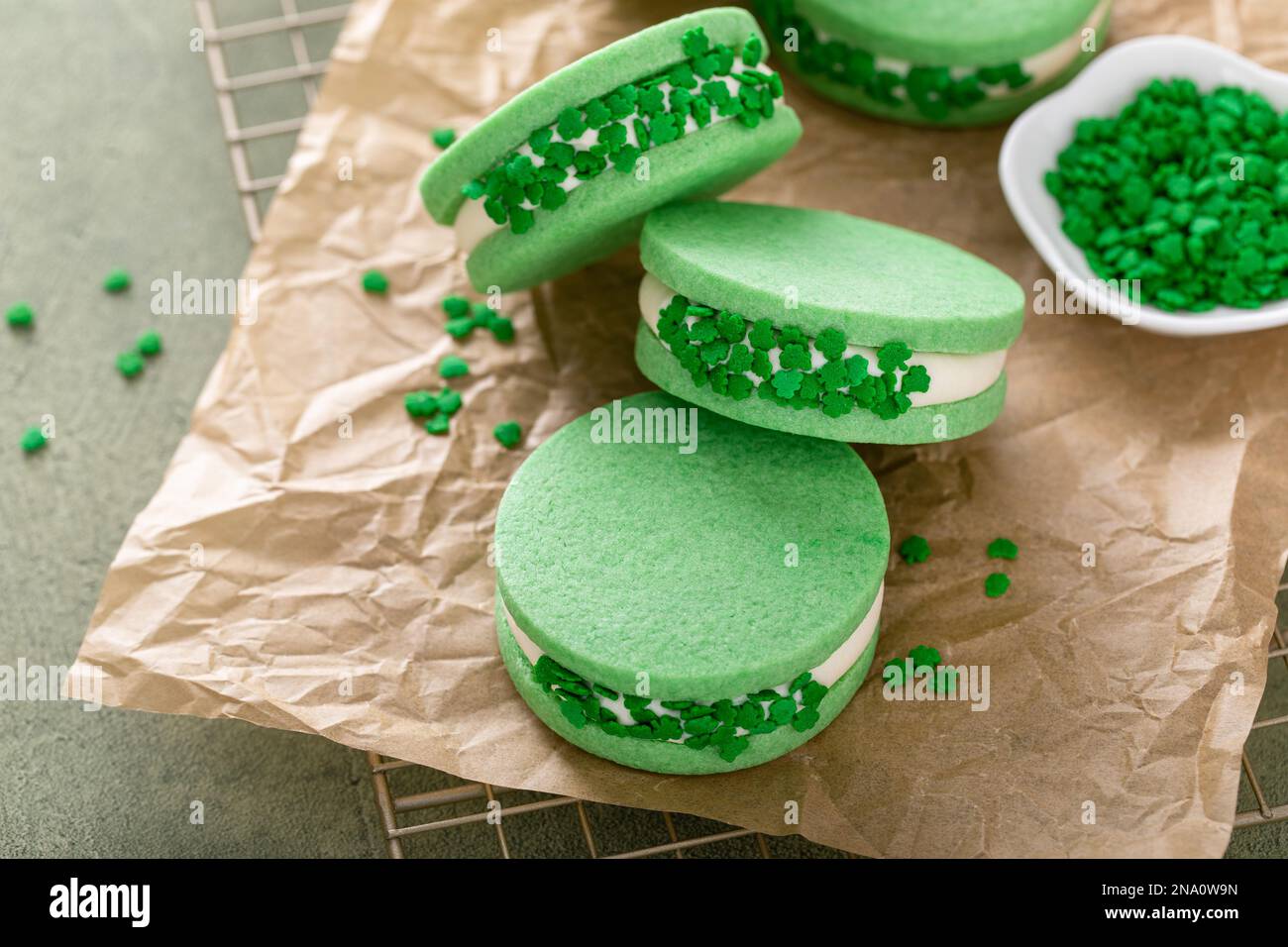 Grüne Sandwich-Kekse mit gesalzenem Karamell und Shamrock-Streusel, Dessertidee für den St. Patricks Day Stockfoto