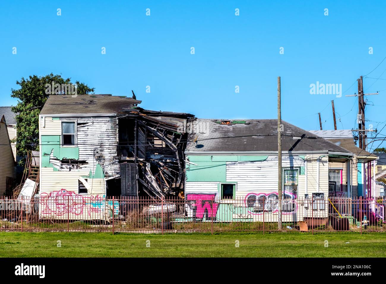 NEW ORLEANS, LA, USA - 5. FEBRUAR 2023: Blick auf das historische Camelback-Gewehrhaus, wobei der mittlere Abschnitt durch Feuer in Central City zerstört wurde Stockfoto