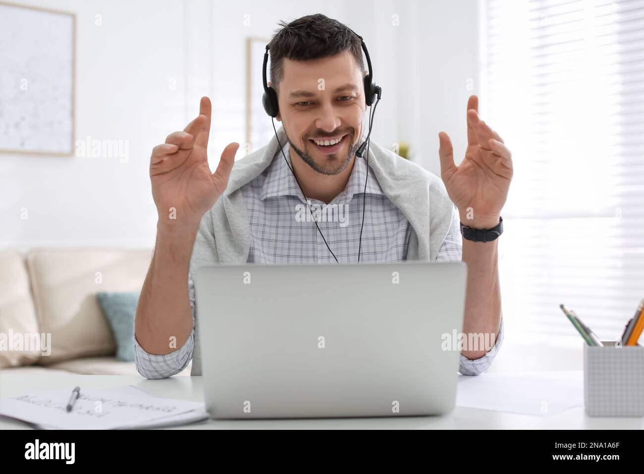 Lehrer, der zu Hause während der COVID-19-Quarantäne Online-Unterricht durchführt Stockfoto