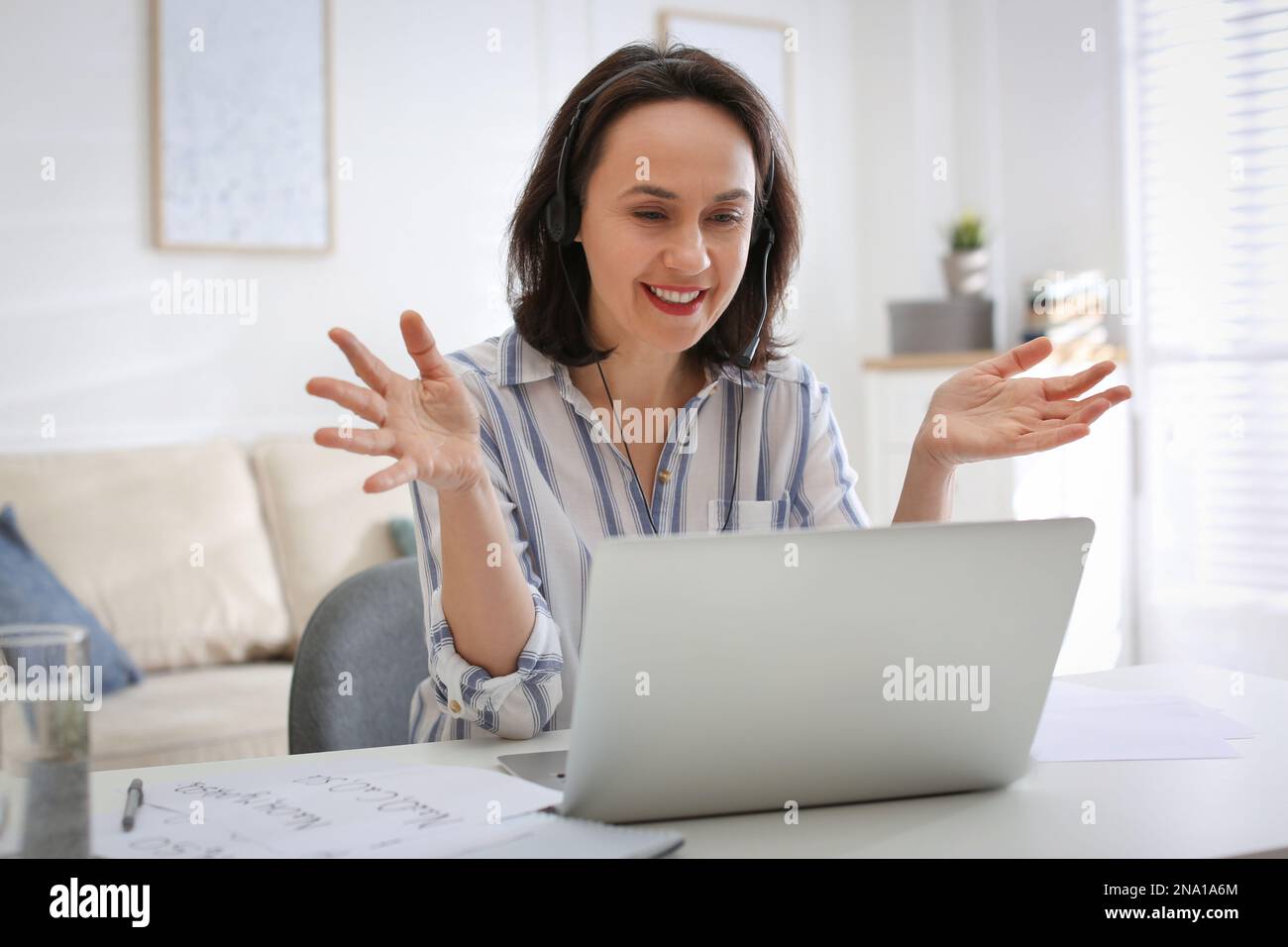 Lehrer, der zu Hause während der COVID-19-Quarantäne Online-Unterricht durchführt Stockfoto