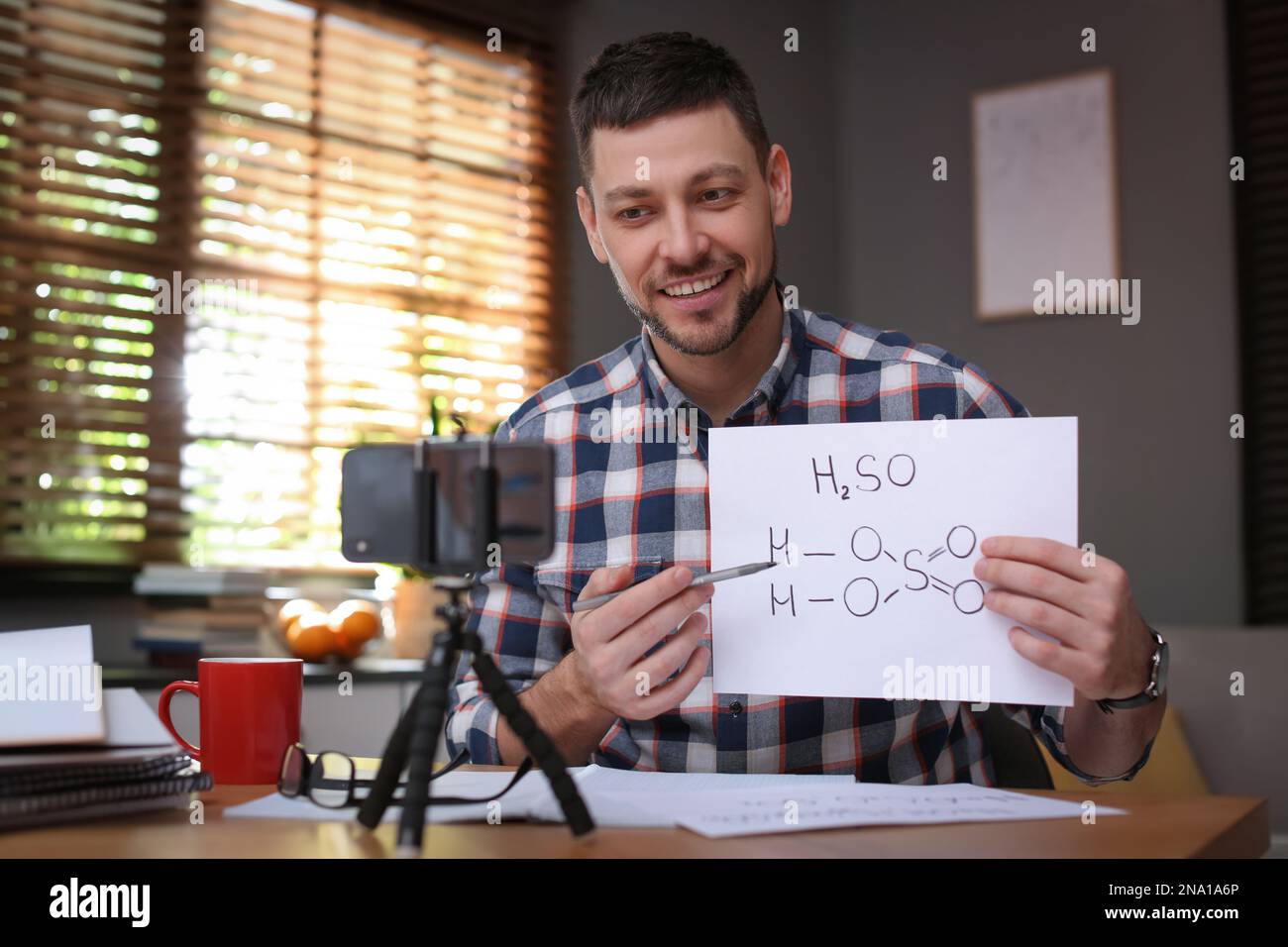 Lehrer, der zu Hause während der COVID-19-Quarantäne Online-Unterricht durchführt Stockfoto