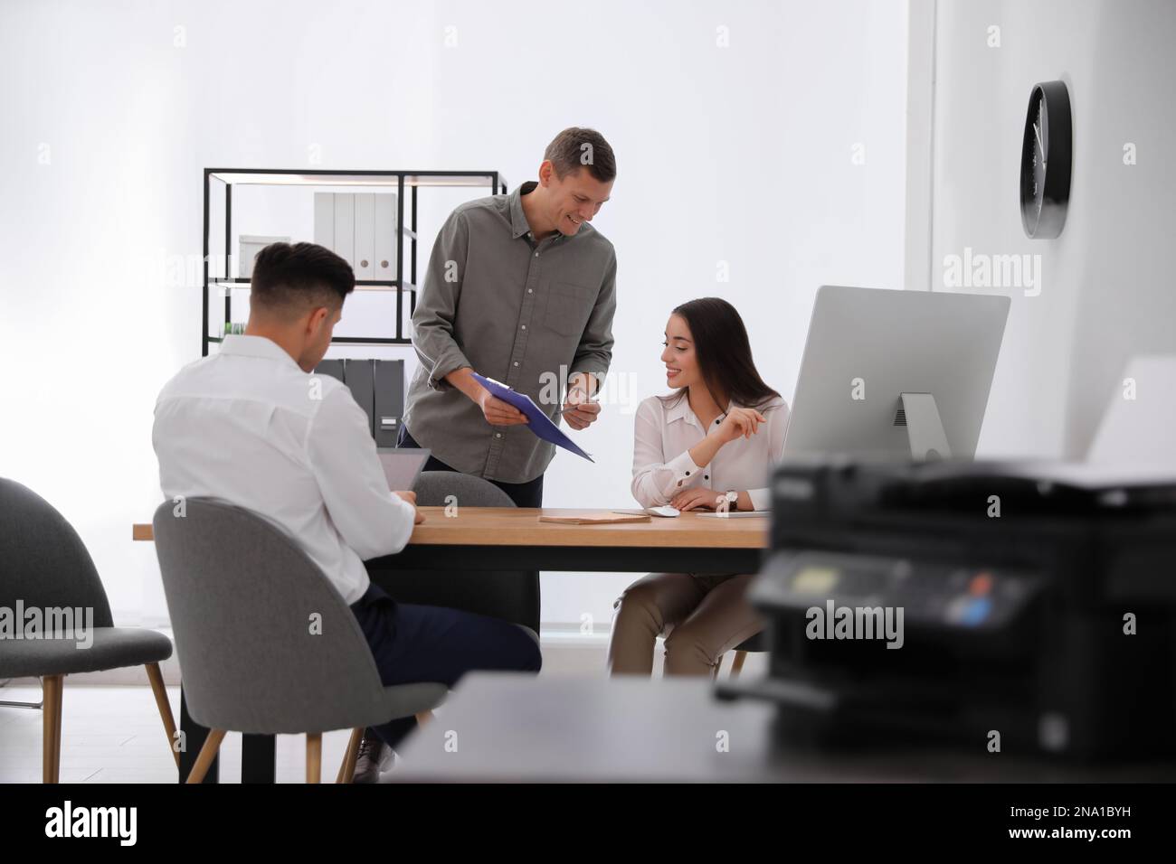 Gruppe von Mitarbeitern, die in modernen Büros arbeiten Stockfoto