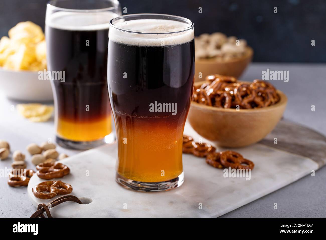 Halb- und halb-Bier-Cocktail mit Lager und dunklem Stout in einem Bierglas Stockfoto