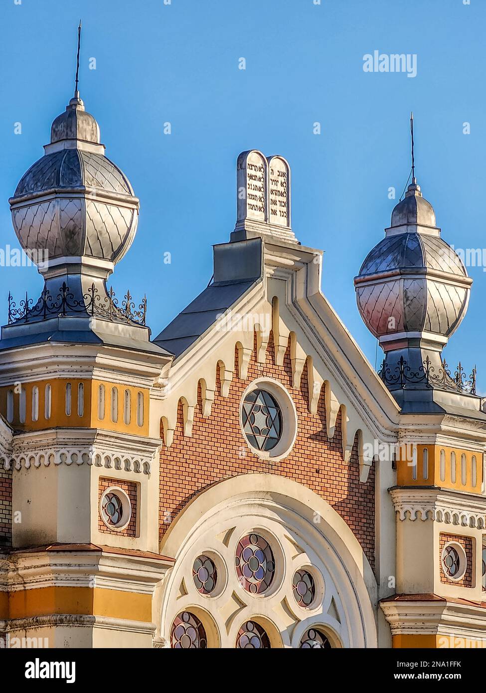 Nahaufnahme der Fassade der Ortodow-Synagoge in Oradea mit Türmen im maurischen Stil und Dach. Stockfoto