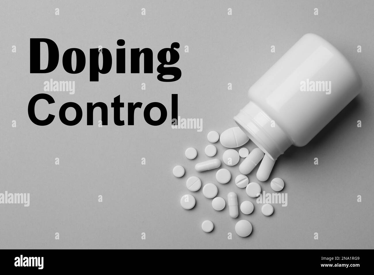 Flasche mit Drogen auf grauem Hintergrund, flach liegend. Dopingkontrolle Stockfoto