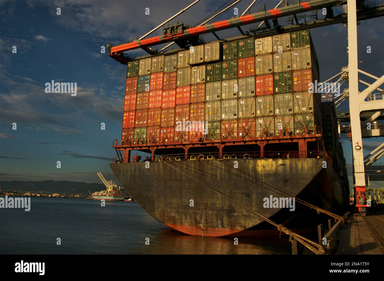 Container aus aller Welt werden im Hafen von Oakland, in Oakland, Kalifornien, USA, entladen Stockfoto