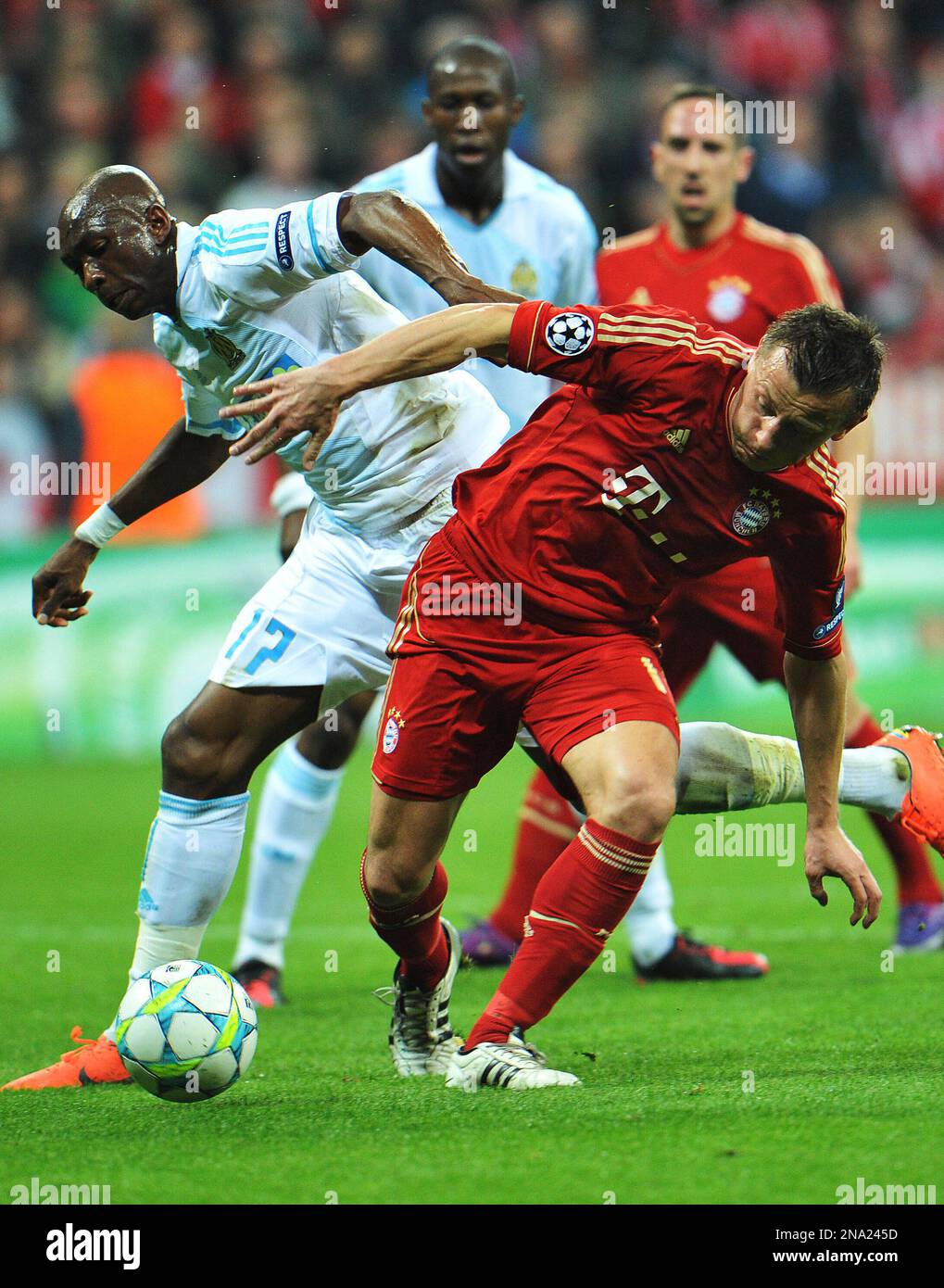 Bayern's Ivica Olic of Croatia, right, and Marseille's Stephane Mbia challenge for the ball during a second leg Champions League quarter final soccer match between FC Bayern Munich and Olympique de Marseille in Munich, southern Germany, Tuesday, April 3, 2012. (AP Photo/Kerstin Joensson) Stockfoto