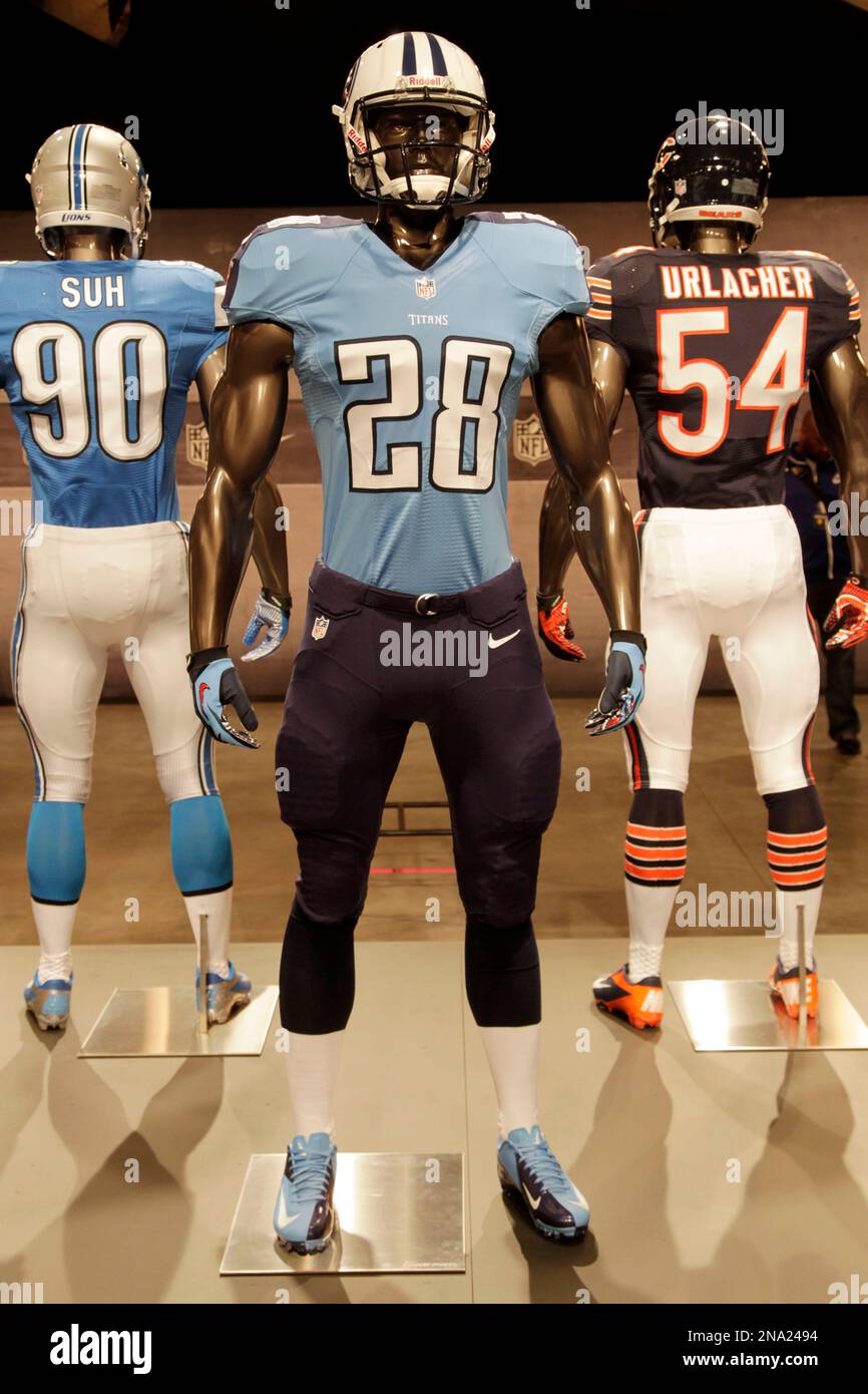 The new Tennessee Titans uniform is displayed on a mannequin in New York, Tuesday, April 3, 2012. NFL has unveiled its new sleek uniforms designed by Nike. While most of the new uniforms are not very different visually, they all are made with new technology that make them lighter, dryer and more comfortable. (AP Photo/Seth Wenig) Stockfoto