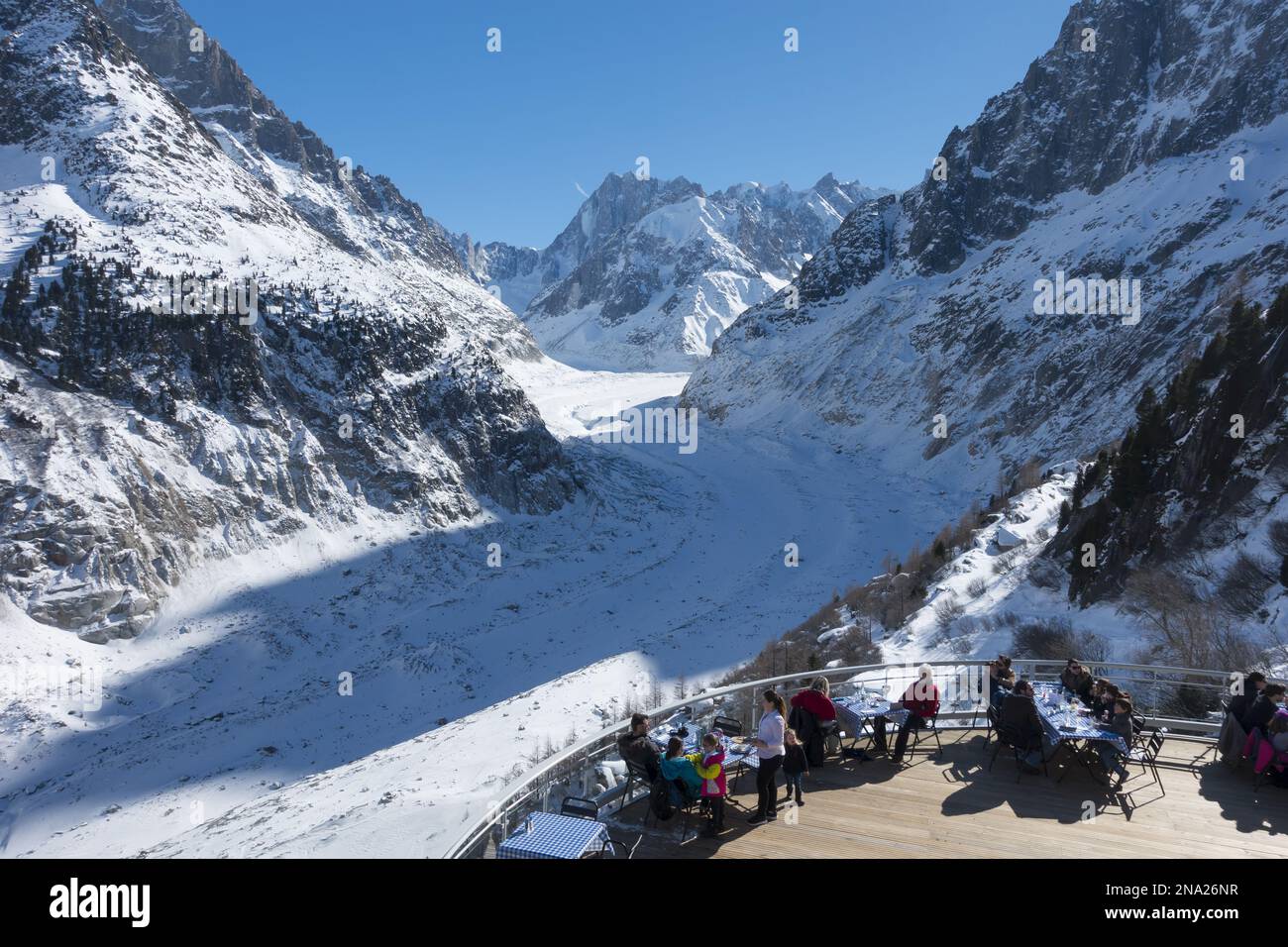 Balkon Mit Restaurant-Terrasse Mit Blick Auf Den Gletscher Mer De Glace Und Das Massiv Mont Blanc; Montenvers, Frankreich Stockfoto