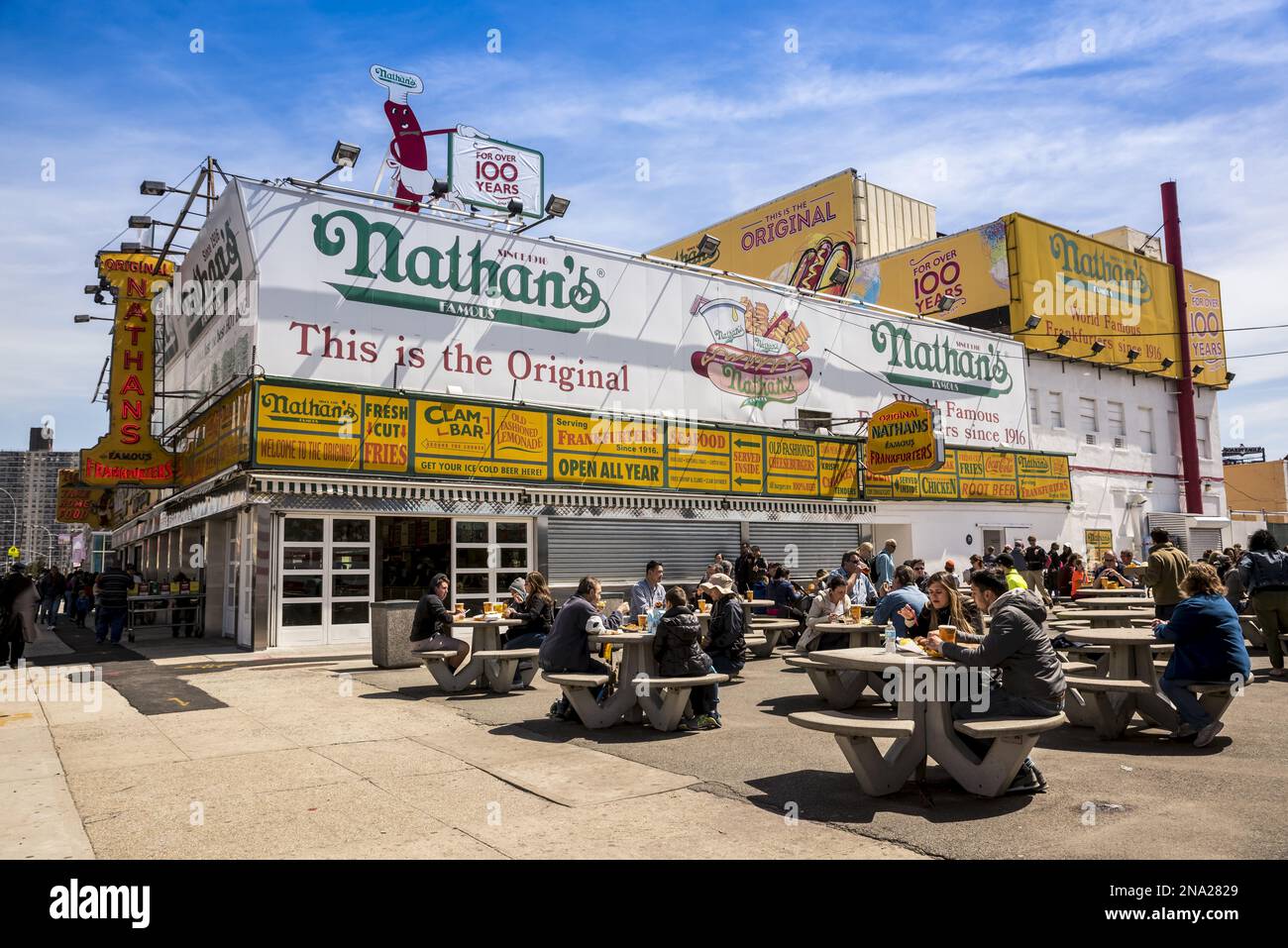 Nathan's berühmte Hot Dogs, Coney Island, Brooklyn, NYC, USA © Dosfotos/Axiom Stockfoto