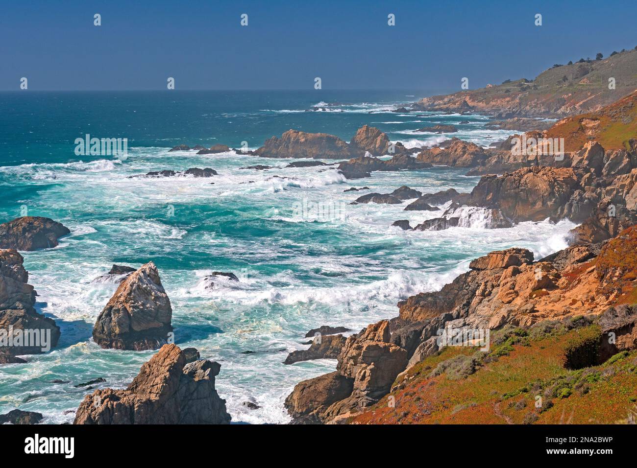 Seeschaum zwischen den Felsen an einer Hazy Coast im Andrew Molera State Park in Kalifornien Stockfoto