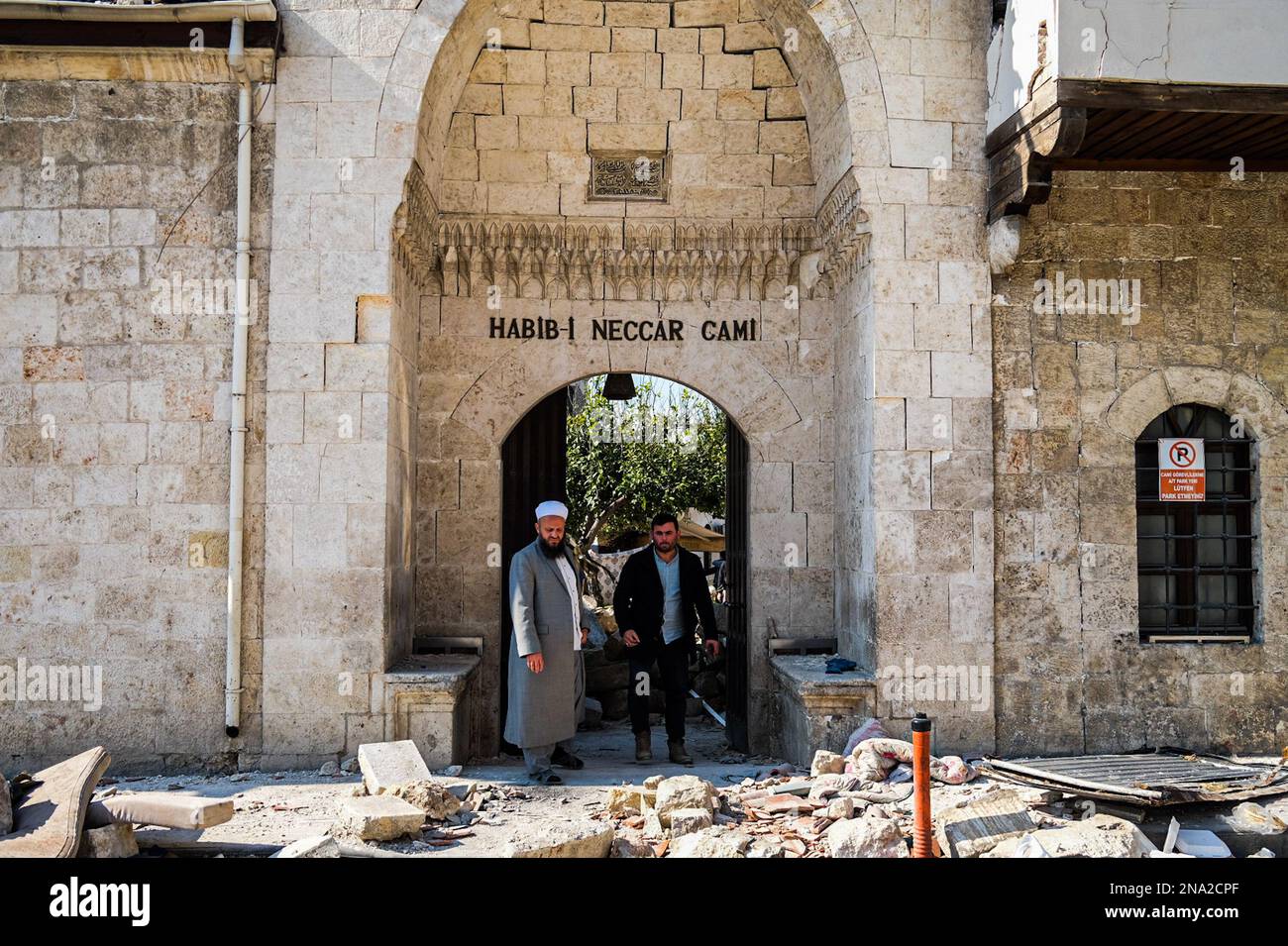 Hatay, Truthahn. 12. Februar 2023. Einige Menschen werden in der Habib-i Neccar Moschee gesehen, die bei dem Erdbeben zerstört wurde. Wunder und Traurigkeit folgten einander in der 160. Stunde des Erdbebens der Stärke 7,8, das sich in Hatay ereignete. (Foto: Murat Kocabas/SOPA Images/Sipa USA) Guthaben: SIPA USA/Alamy Live News Stockfoto