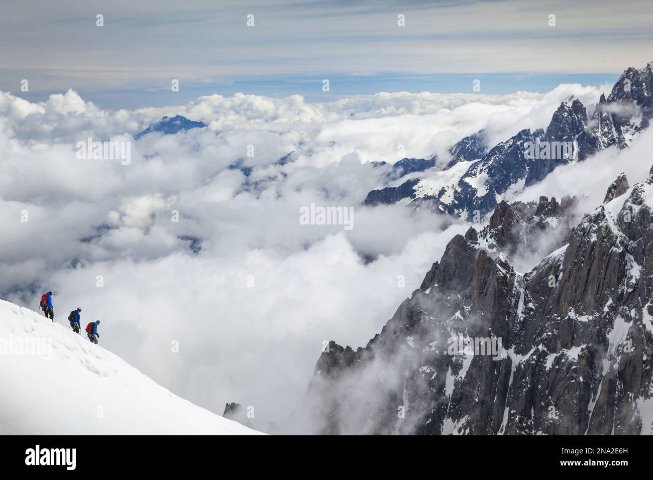 Kletterer verlassen Aiguille du Midi, umgeben von Gipfeln der französischen Alpen. Chamonix - Mont Blanc, Alpen, Frankreich, Europa, Sommer. Stockfoto