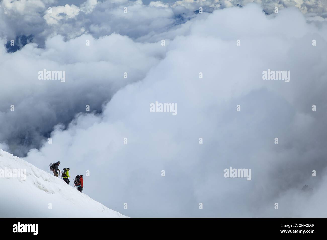 Kletterer verlassen Aiguille du Midi in die Wolken. Chamonix - Mont Blanc, Alpen, Frankreich, Europa, Sommer. Stockfoto