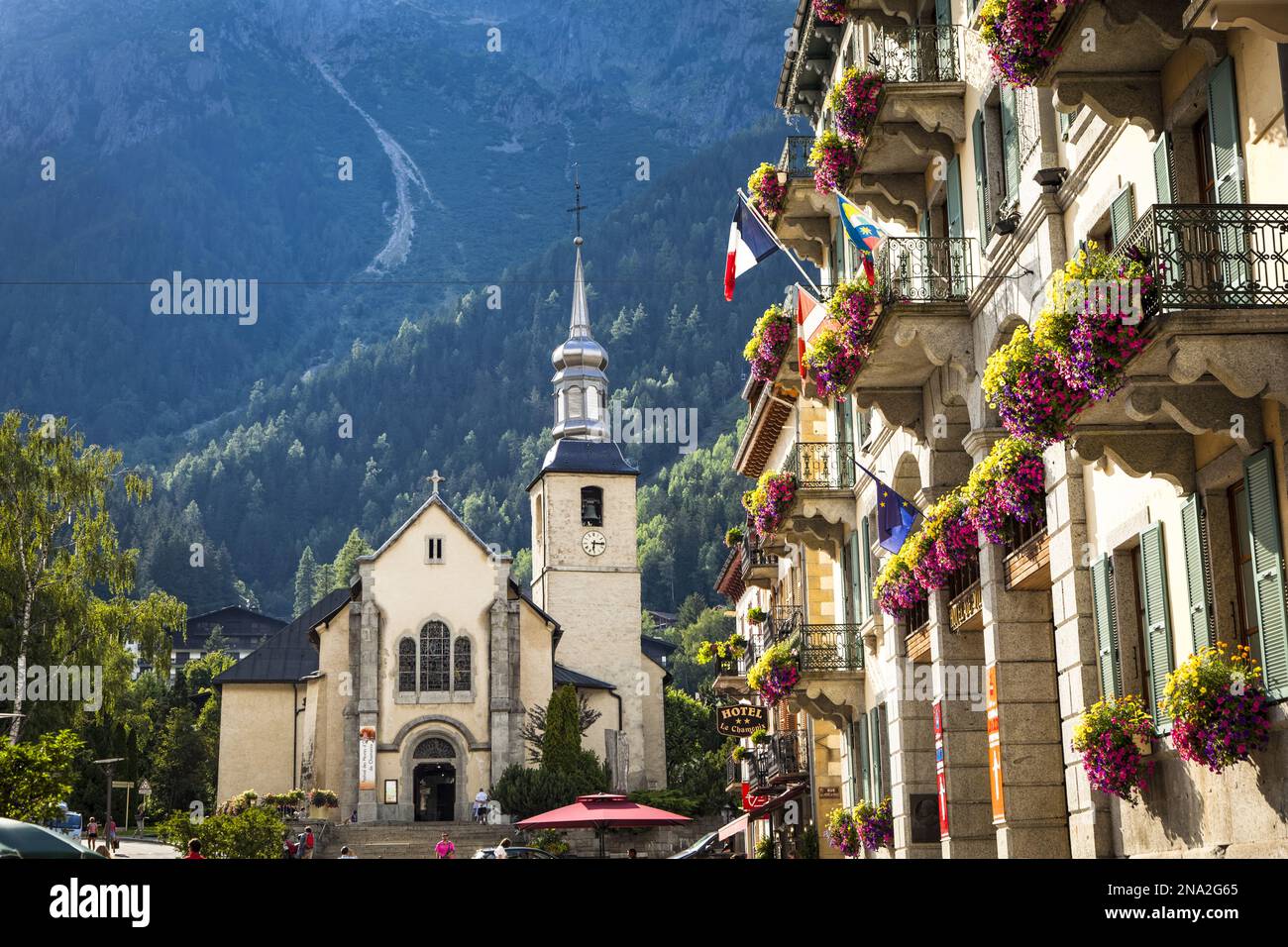 Kirche St. Michel im Stadtzentrum von Chamonix. Chamonix- Mont Blanc, Frankreich, Europa, Sommer. Stockfoto