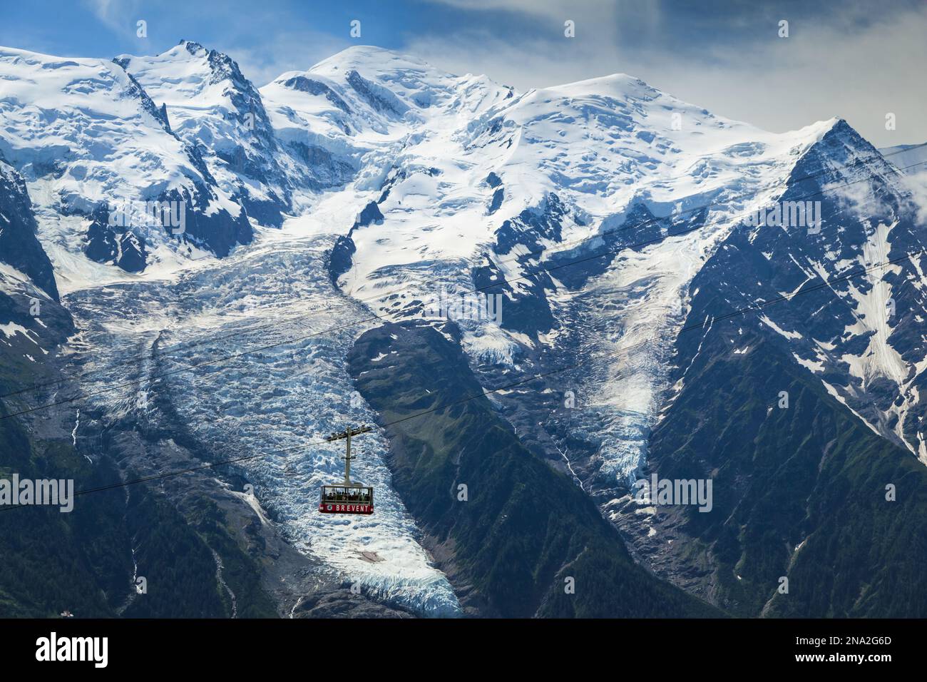 Aus nächster Nähe den Mont Blanc und die Seilbahn Brevent unter blauem Himmel; Chamonix-Mont-Blanc, Haute-Savoie, Frankreich Stockfoto