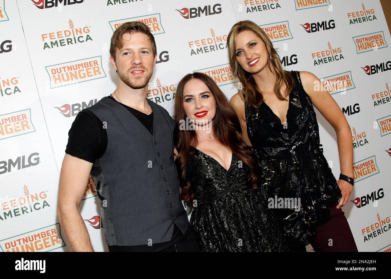 Dean Berner, left, Hannah Blaylock and Cherrill Green of the band Edens Edge arrive at the Outnumber Hunger launch event Friday, March 30, 2012 in Las Vegas. (Isaac Brekken/AP Images for General Mills) Stockfoto