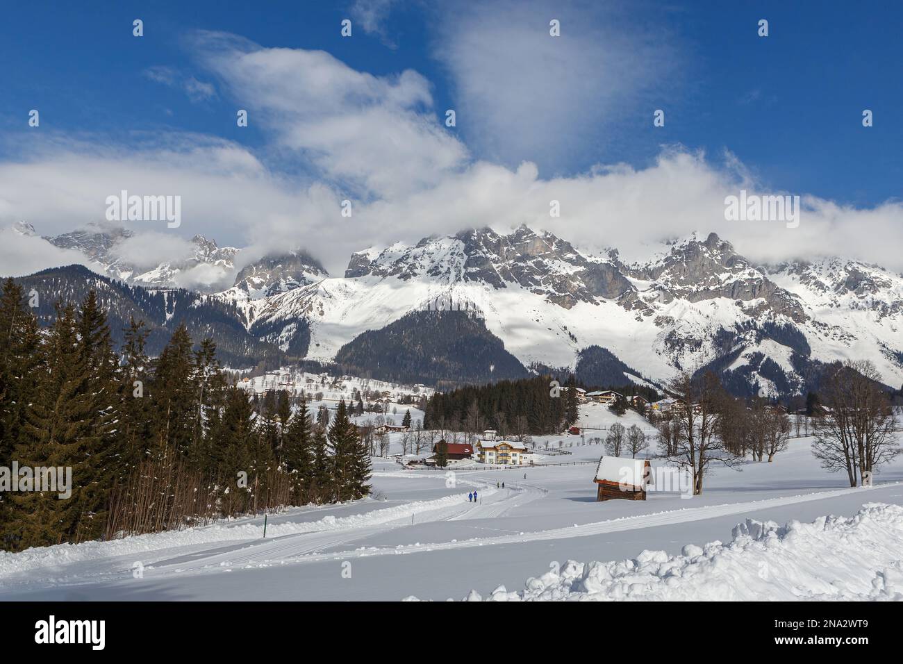 Wunderschöne verschneite Winterlandschaft rund um Ramsau und den dachstein in österreich Stockfoto