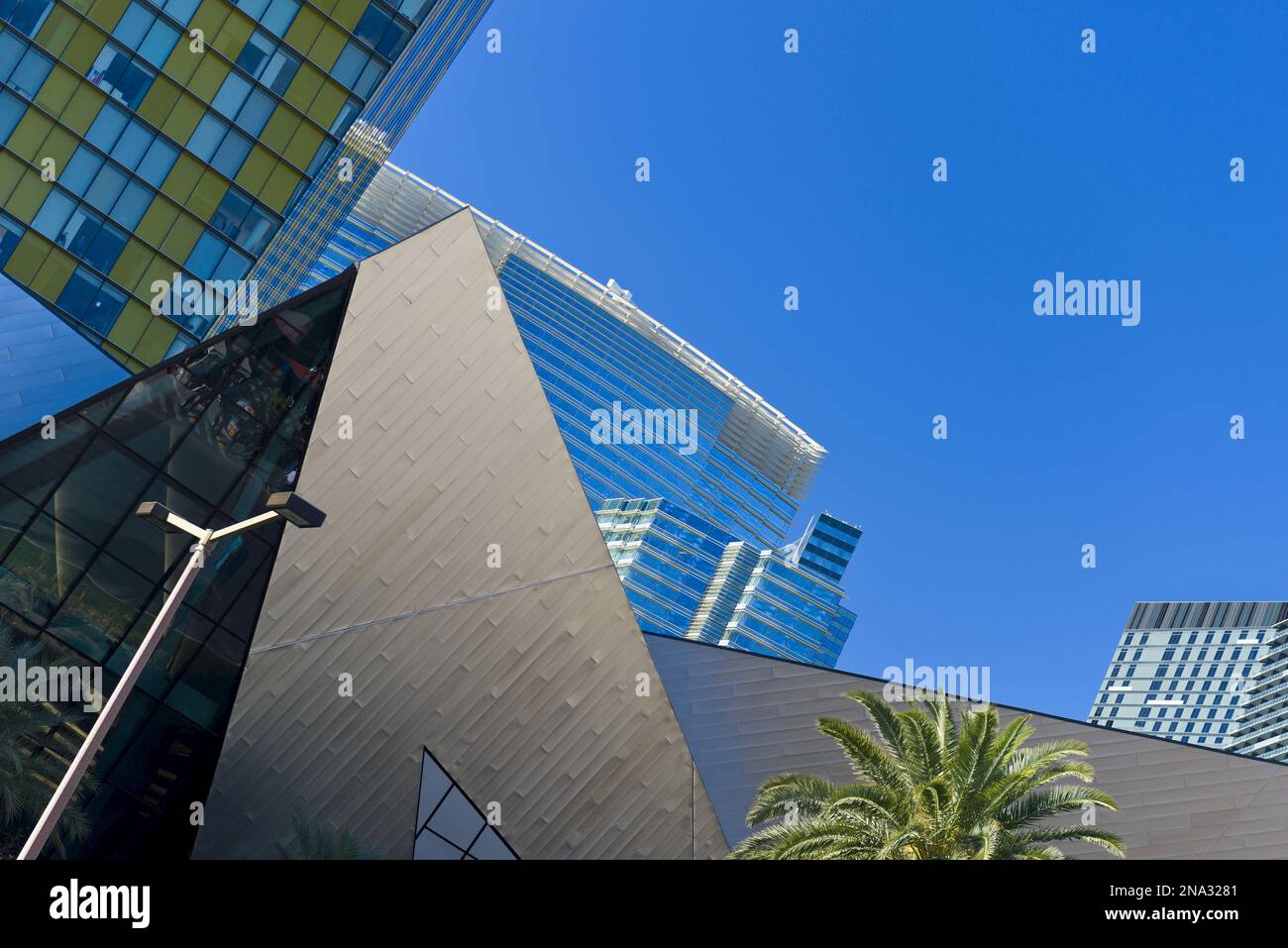 Architektonische Details von Gebäuden mit blauem Himmel; Las Vegas, Nevada, Vereinigte Staaten von Amerika Stockfoto
