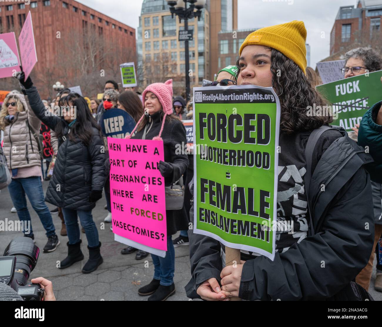 NEW YORK, NEW YORK. – 22. Januar 2023: Demonstranten zum Recht auf Abtreibung treffen sich zum 50. Jahrestag der USA Urteil des Obersten Gerichtshofs in der Rechtssache Roe gegen Wade. Stockfoto