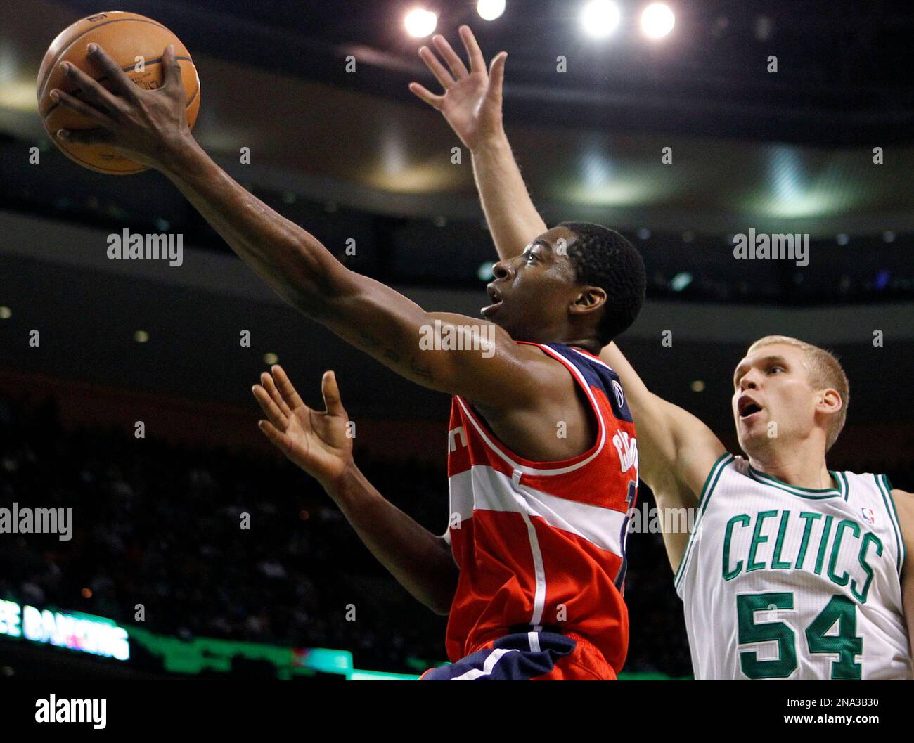 Washington Wizards' Jordan Crawford, left, shoots past Boston Celtics' Greg Stiemsma (54) in the third quarter of an NBA basketball game in Boston, Sunday, March 25, 2012. The Celtics won 88-76. (AP Photo/Michael Dwyer) Stockfoto