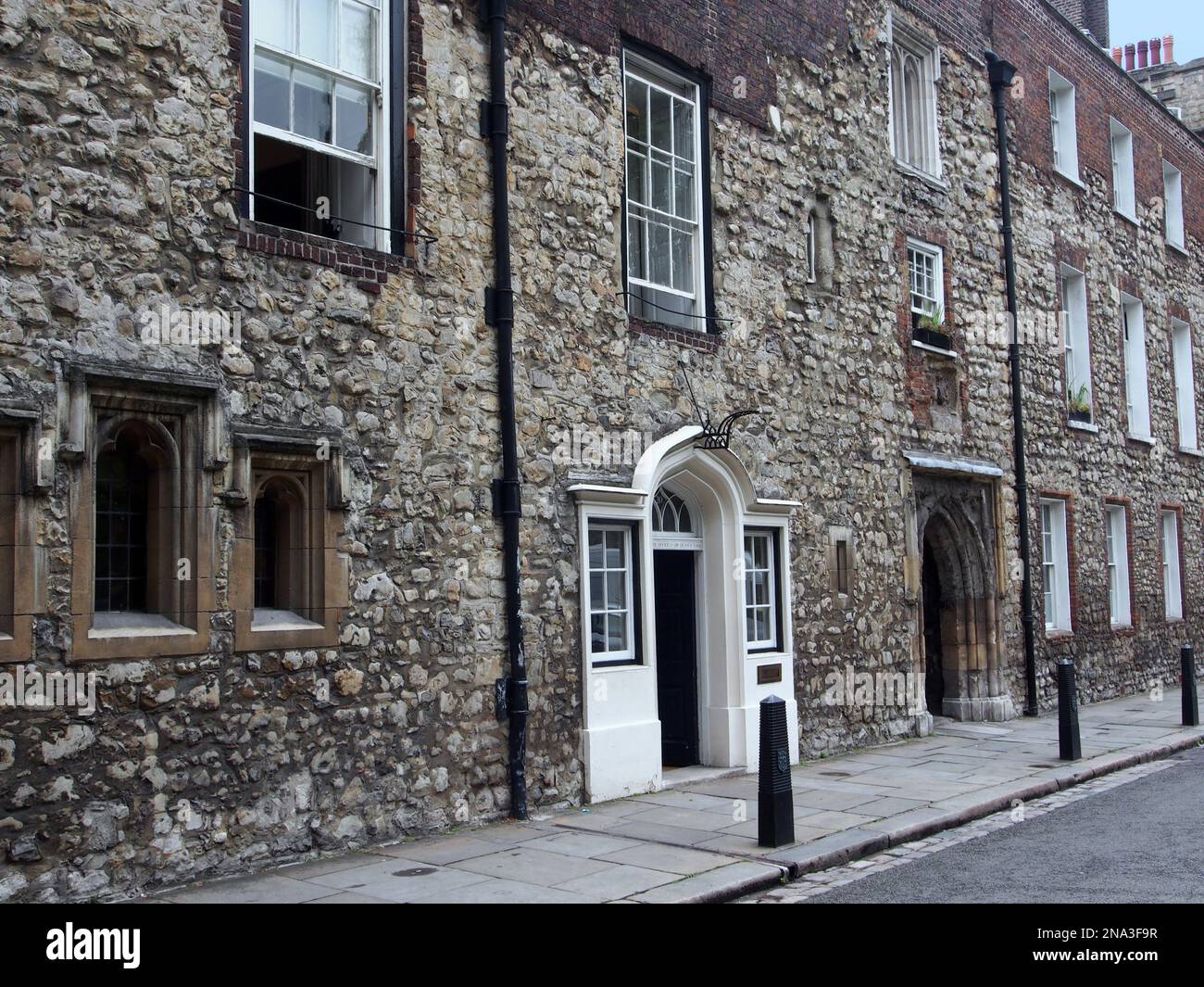 Alte abgenutzte Steinfassade um den Eingang der Westminster School in London, aus dem Mittelalter, neben Westminster Abbey Stockfoto