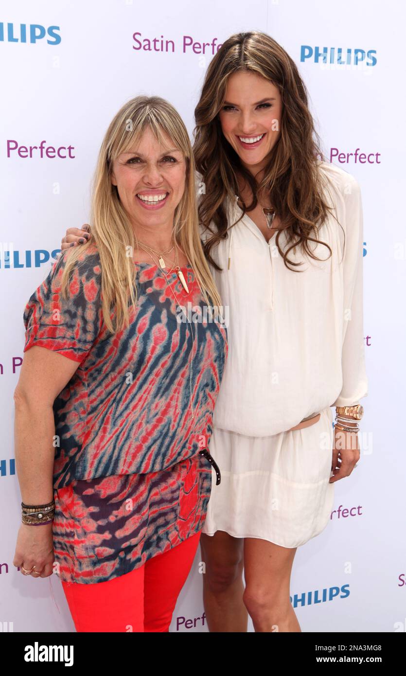 COMMERCIAL IMAGE - In this photo taken by AP Images for Philips, world-renowned supermodel and Philips Satin Perfect brand ambassador, Alessandra Ambrosio, right, doesn’t let her pregnancy keep her off the runway; she attended the Philips event in Los Angeles on Friday, March 23, 2012 and emceed a full day of fashion shows alongside friend and stylist, Inge Fonteyne. (Casey Rodgers/AP Images for Philips) Stockfoto