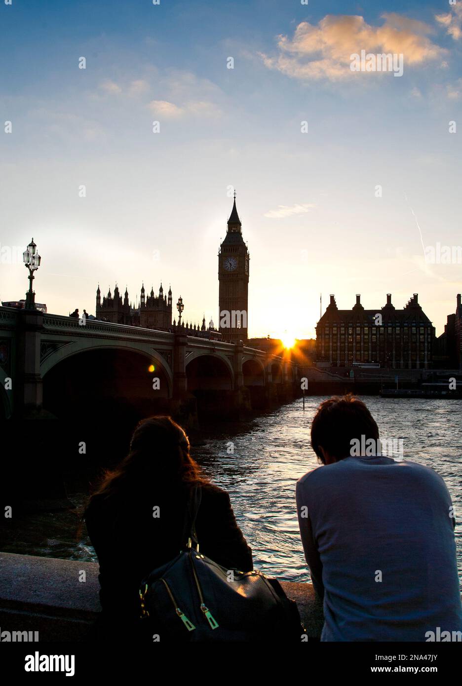 The sun sets over the Houses of Parliament and Westminster Bridge in London, Tuesday, March. 20, 2012(AP Photo/Brynjar Gauti) Stockfoto