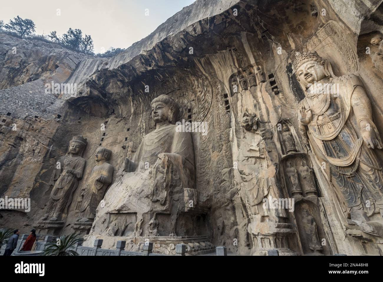 Die Longmen-Höhlen, einige der besten Beispiele chinesischer buddhistischer Kunst, in denen Zehntausende Statuen von Buddha und seinen Jüngern, Luoyang, Hena, untergebracht sind Stockfoto