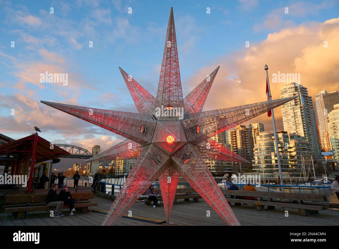 Sternförmige Kunstinstallation auf Granville Island in der Abenddämmerung, Vancouver, British Columbia, Kanada Stockfoto
