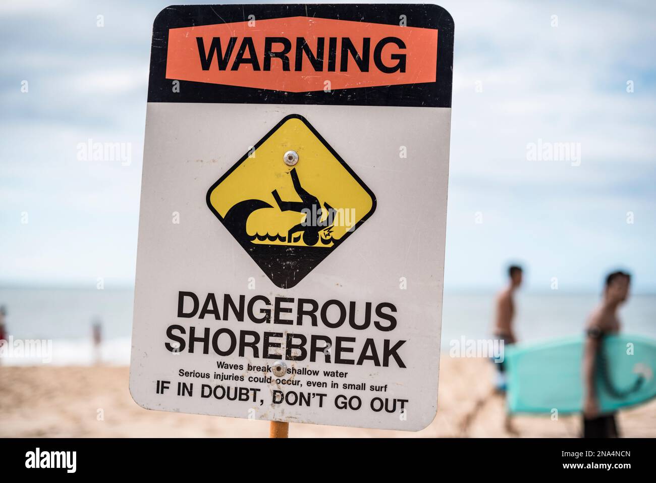 Ein gefährliches Schild am Strand am Nordstrand von Oahu, Hawaii, USA Stockfoto