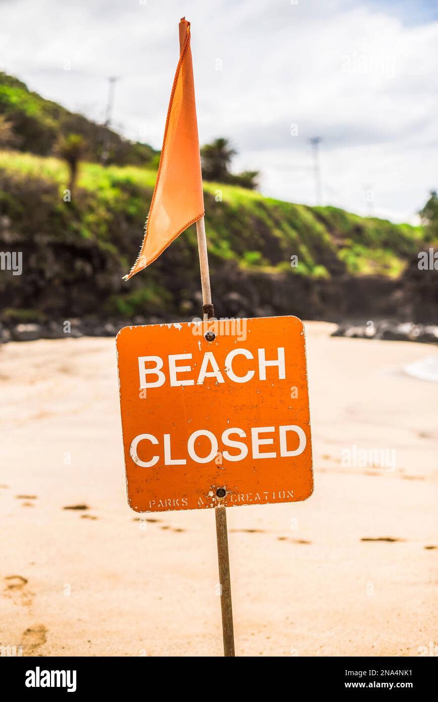 Am Strand an der Nordküste von Oahu ist ein Schild mit der Aufschrift „Strand geschlossen“ zu sehen Stockfoto