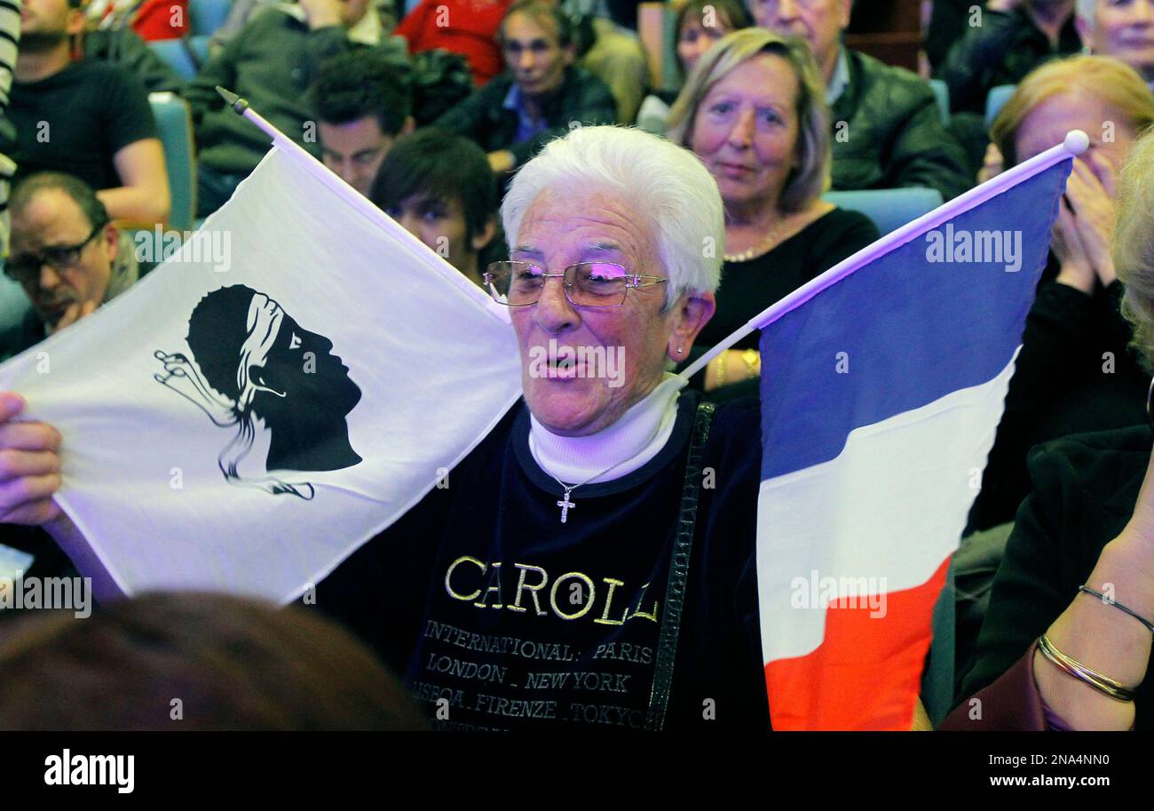 French far-right supporter waves corsica and french flag during a meeting in the Palais des Congres in Ajaccio, Corsica island, Saturday, March 17, 2012. (AP Photo/Jacques Brinon) Stockfoto