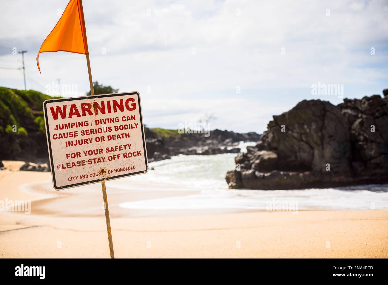 Ein Warnschild am Strand an der Nordküste von Oahu, Hawaii Stockfoto